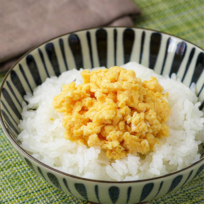 ご飯の上にスクランブルエッグがのった料理が器に盛られています。