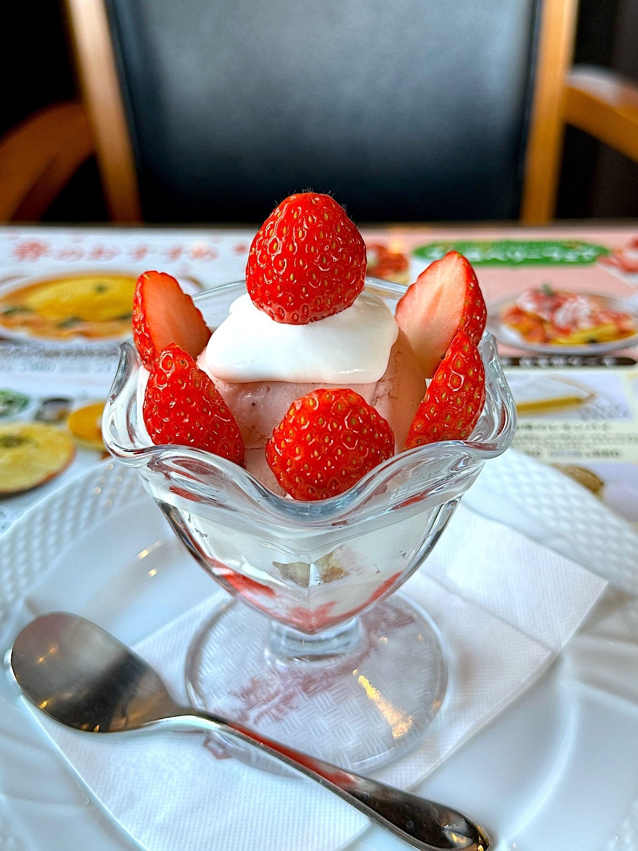 星乃珈琲店のおすすめスイーツ「苺のショートケーキパフェ」