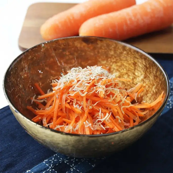 金色のボウルに入ったにんじんのサラダ。