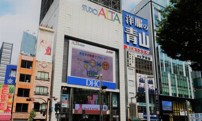 新宿の風景、ビルに取り付けられた大型スクリーンにアニメキャラクターの広告