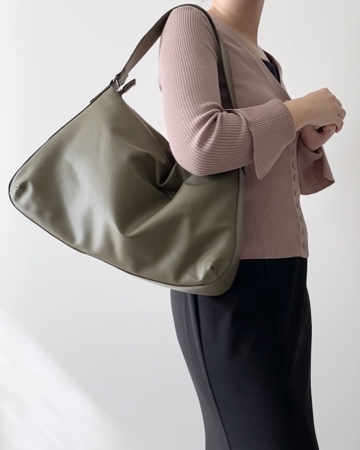 ユニクロのオススメバッグ「レザータッチパフィーバッグ」