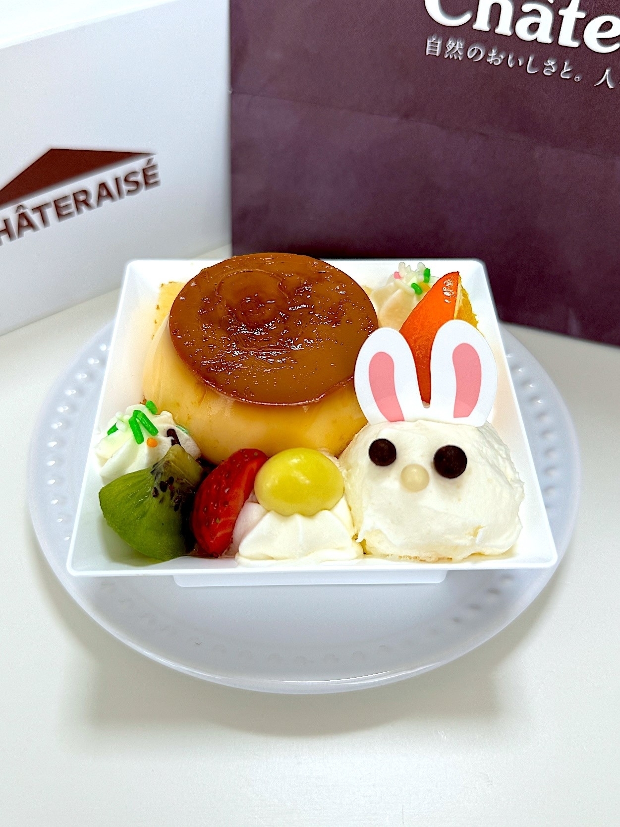 写真はヤマザキ「シャトレーゼ」のプリンとキャラクターの形をしたアイスクリームが盛り付けられたデザートです。