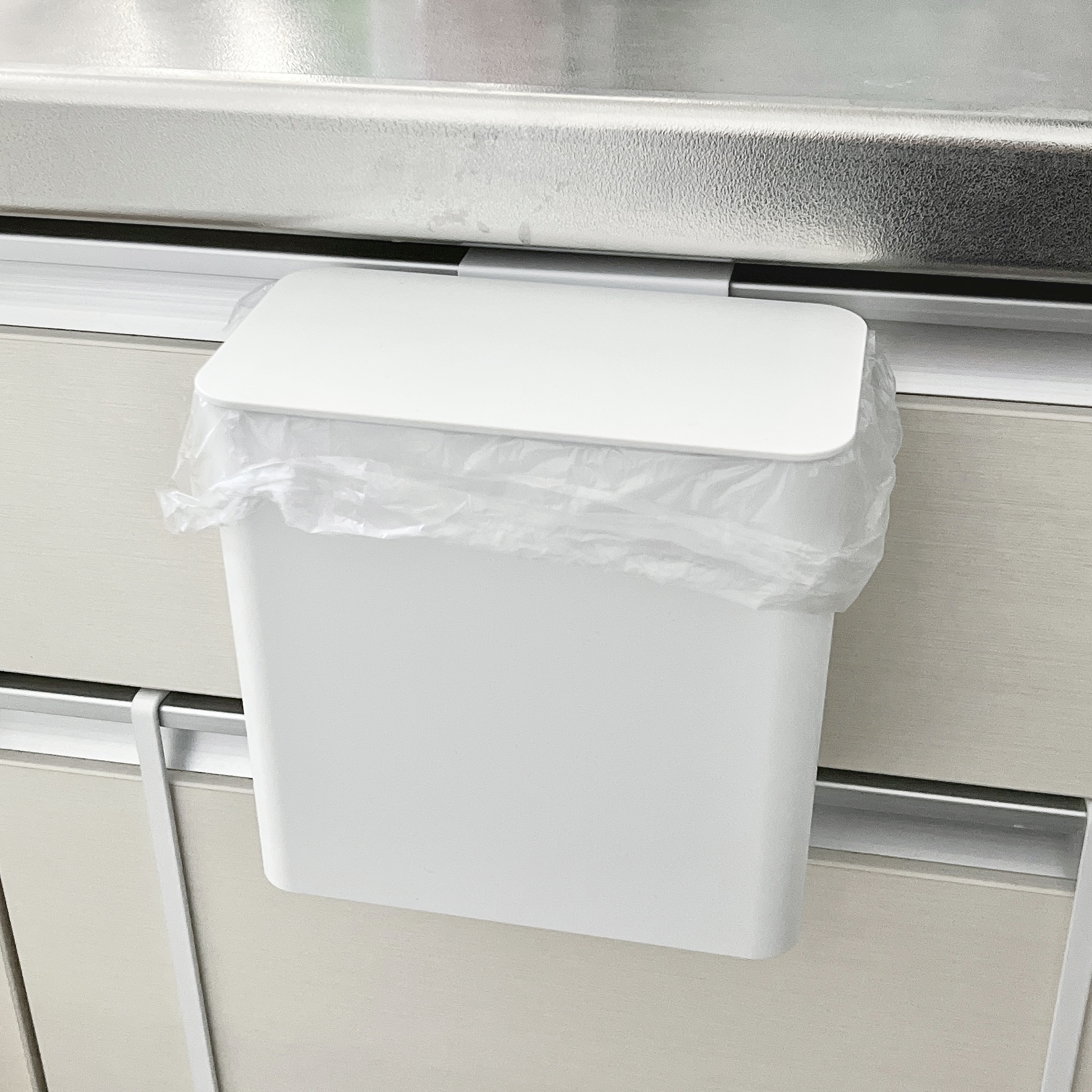 ニトリのおすすめのキッチングッズ「マグネット＆シンク扉ゴミ箱（FLAT ホワイト）」