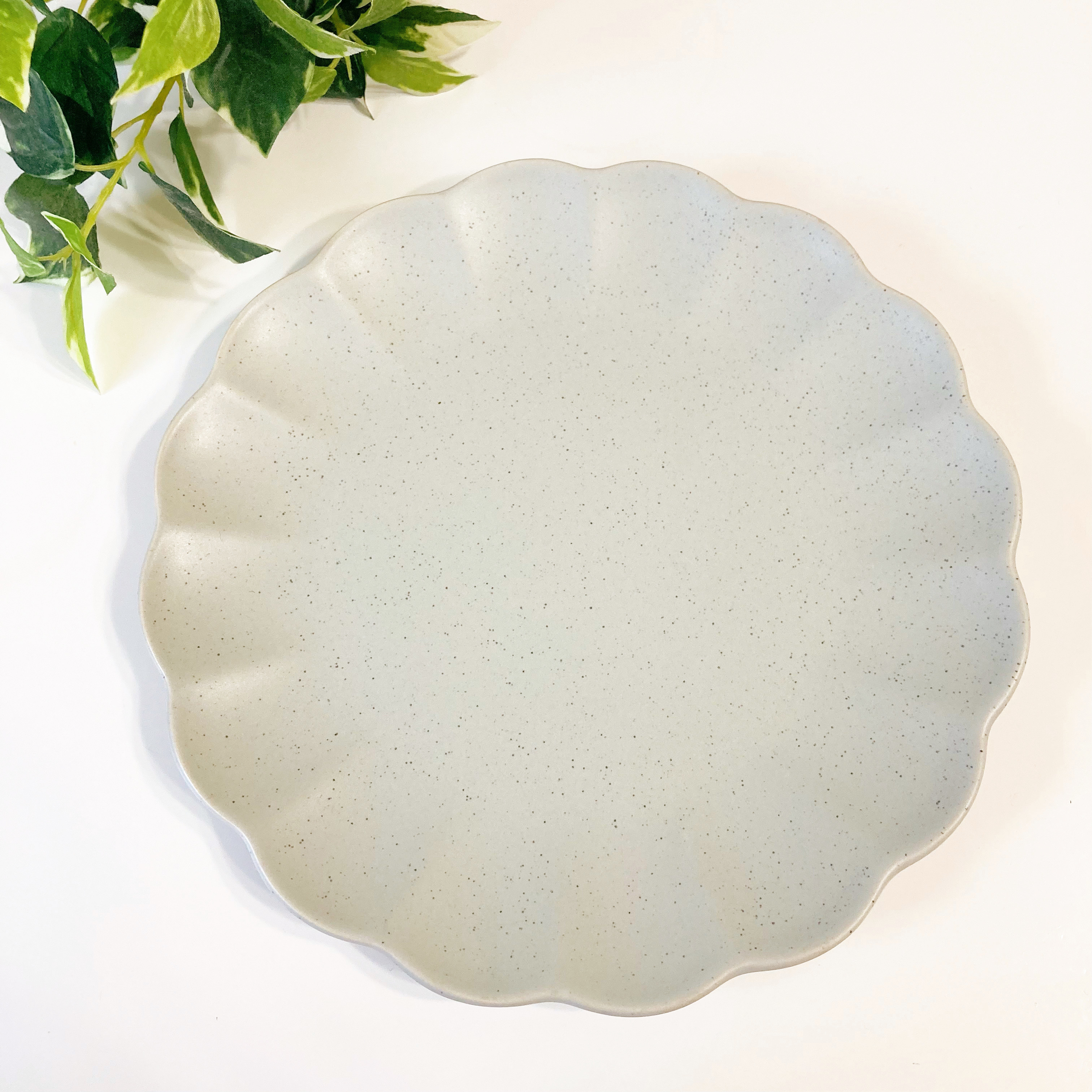 DAISO(ダイソー)の高見え食器「プレート(菊、約20cm、マットグリーン)」