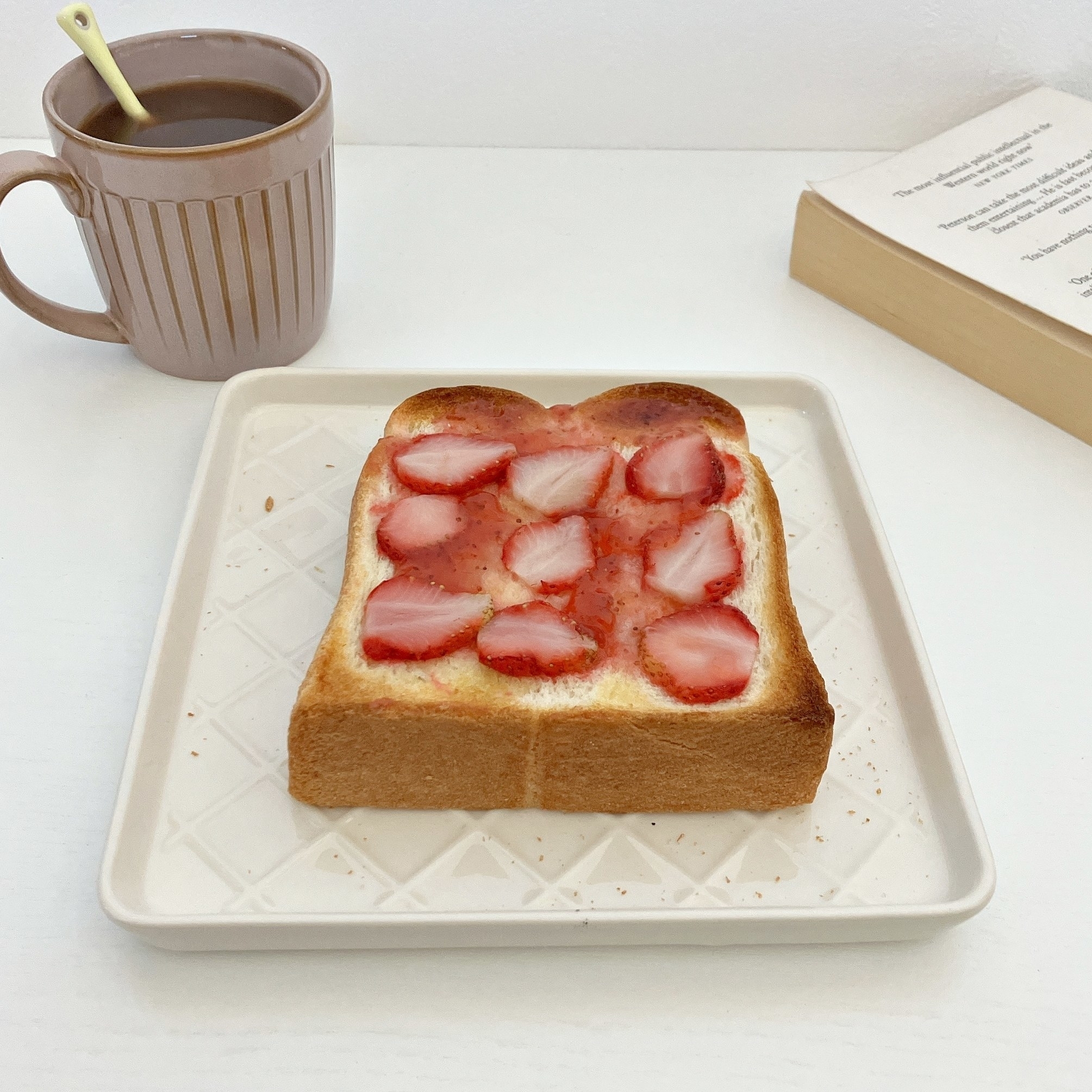 DAISO(ダイソー)の高見え食器「トーストプレート(アイボリー)」