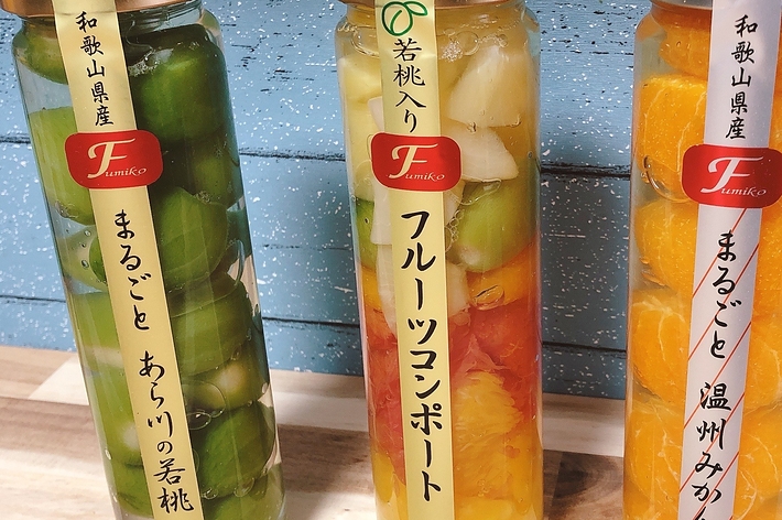 ３本の野菜ジュースのボトルが並んでおり、それぞれに「トマト」「人参」「ピーマン」のラベルがついています。