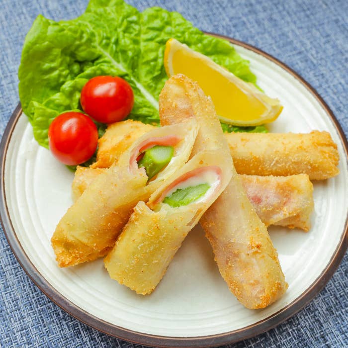春巻きが皿に盛られています。