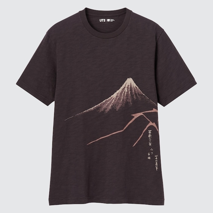 Graphic t-shirt with a stylized illustration of Mount Fuji and Japanese text