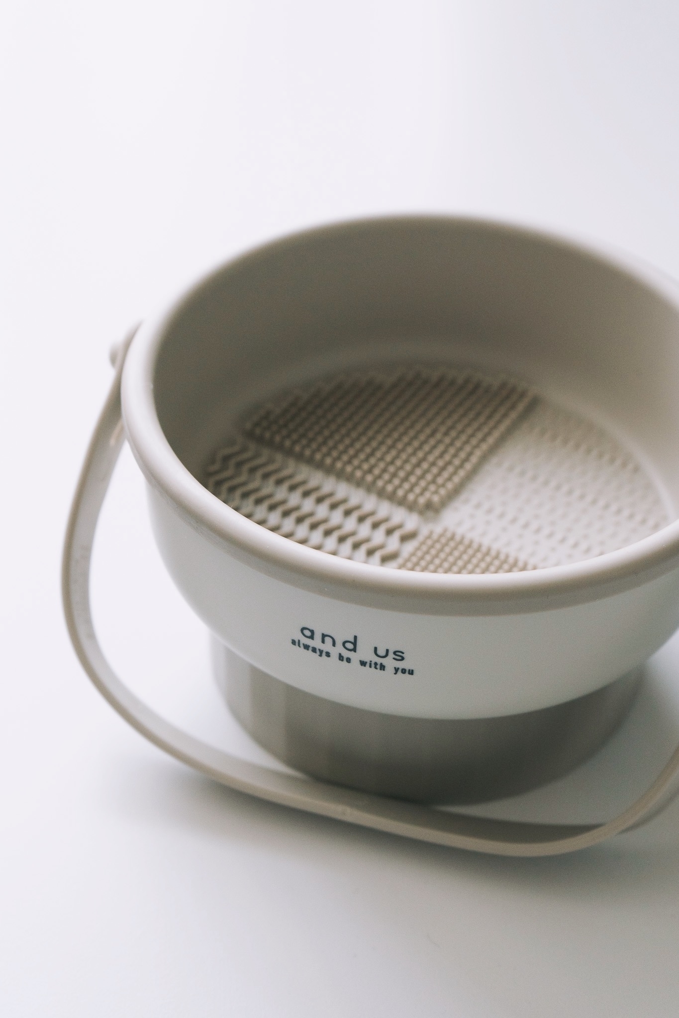 3COINS(スリーコインズ)の便利グッズ「メイクブラシクリーナー」