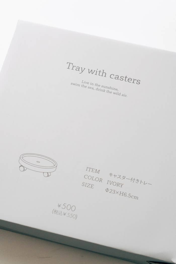 3COINS(スリーコインズ)の便利グッズ「キャスター付きトレー/Interior Green」