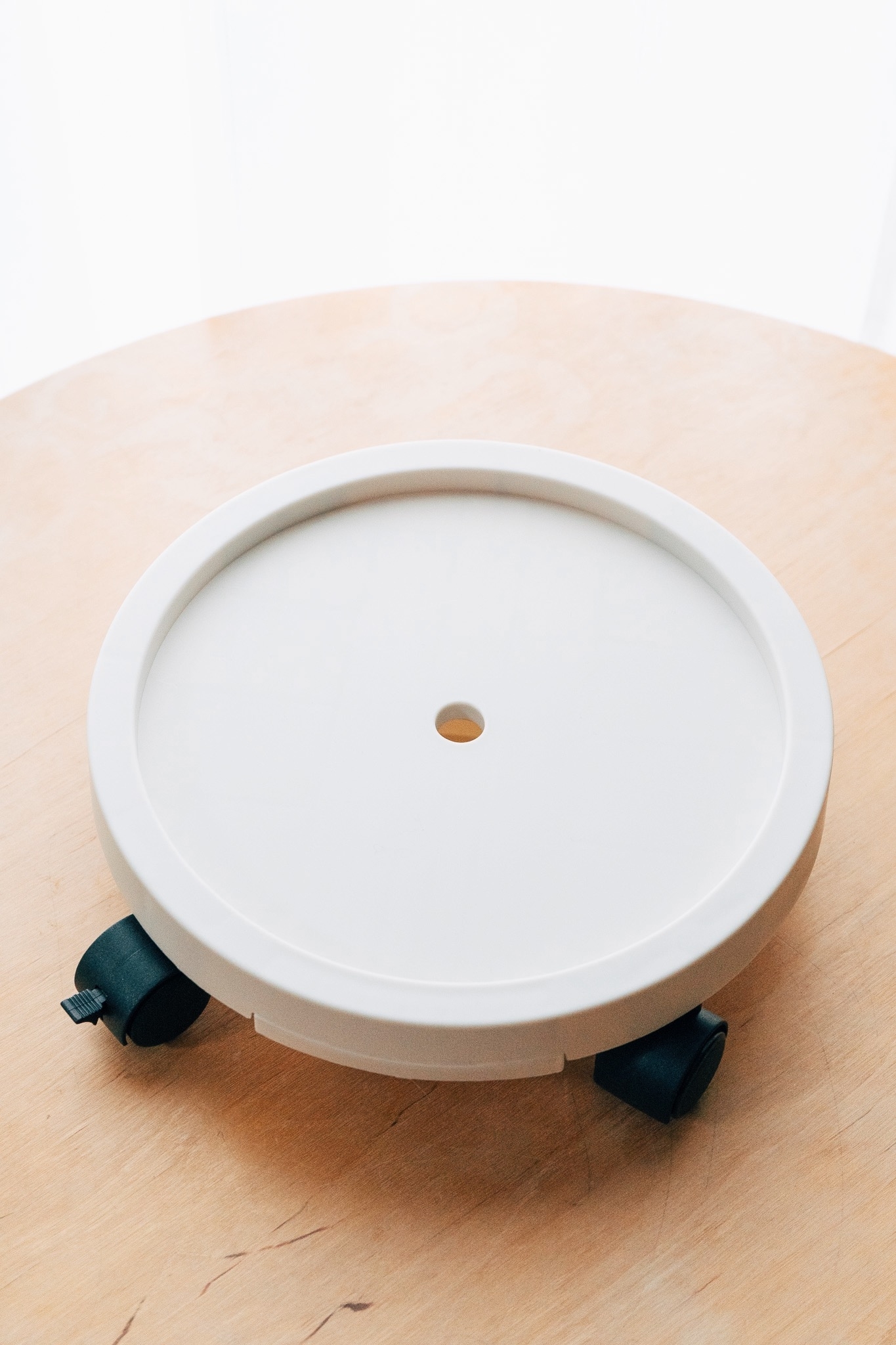 3COINS(スリーコインズ)の便利グッズ「キャスター付きトレー/Interior Green」