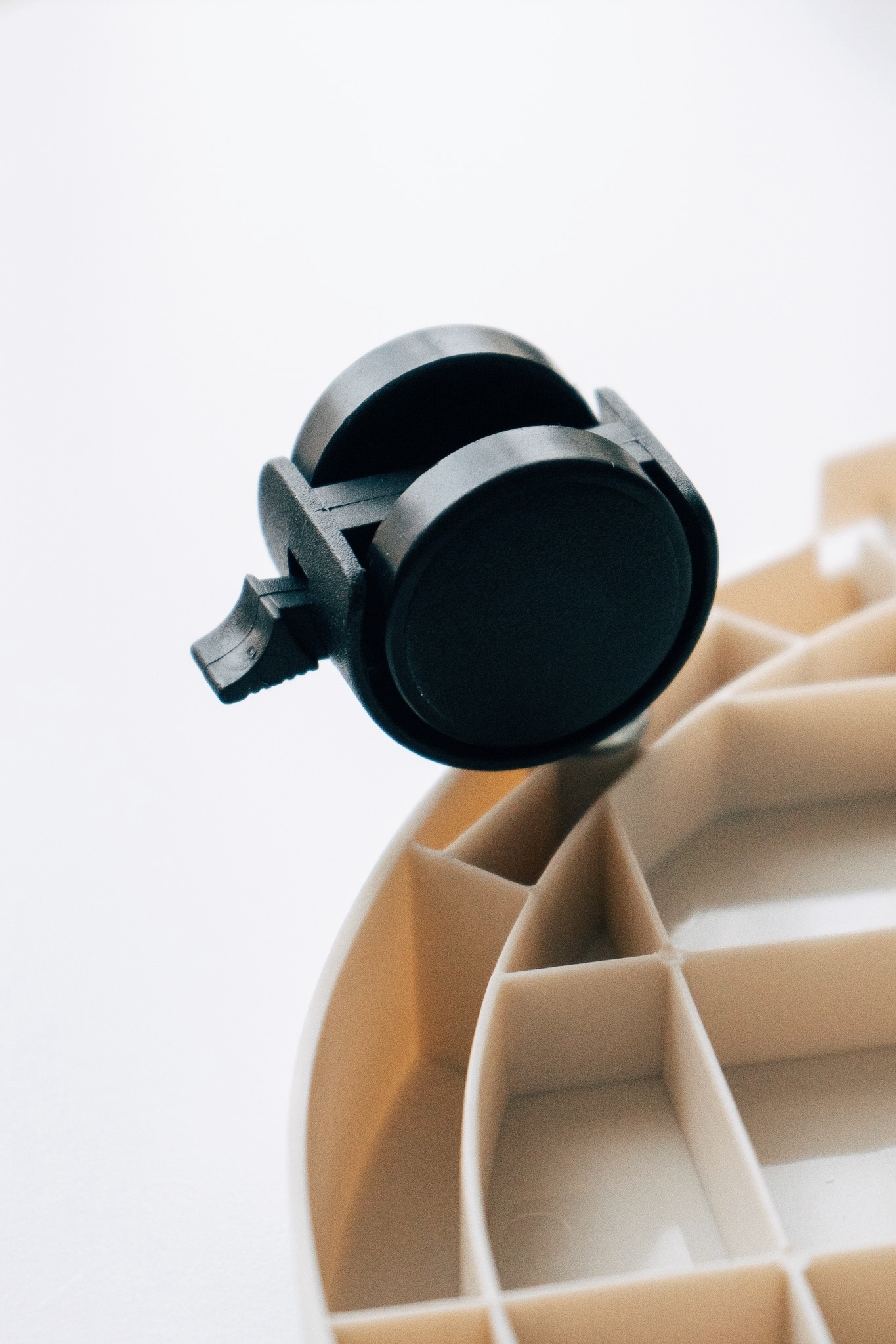 3COINS(スリーコインズ)の便利グッズ「キャスター付きトレー/Interior Green」