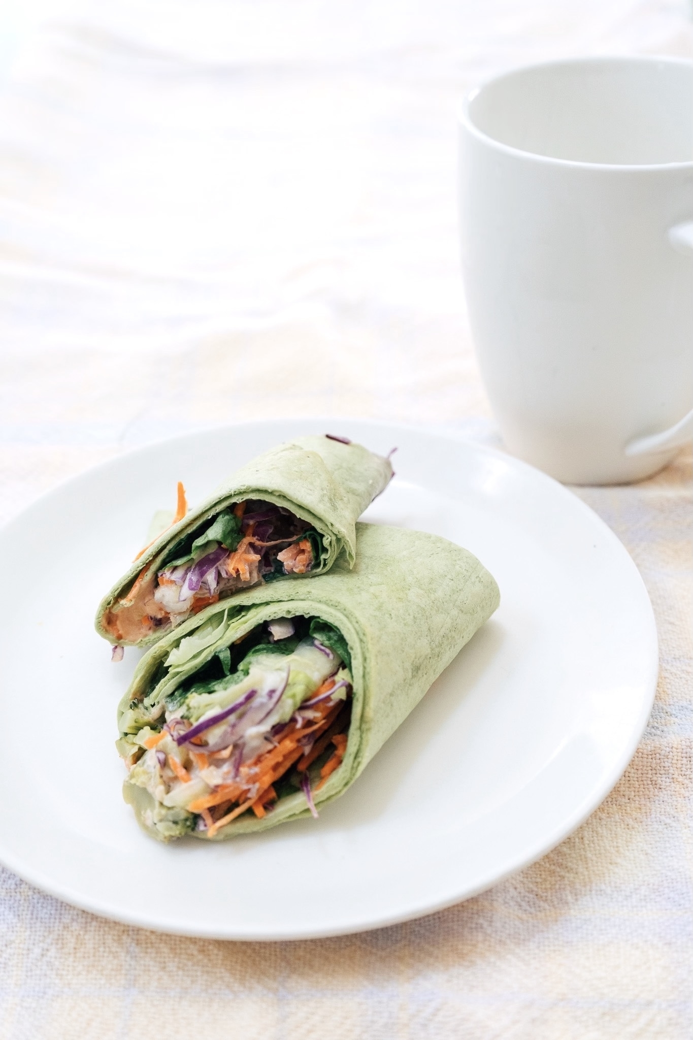 Family Mart(ファミリーマート)のおすすめグルメ「海老と10種野菜のサラダラップ」