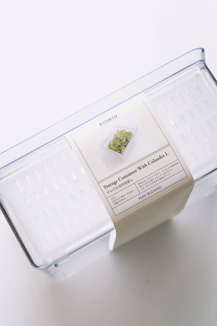 3COINS（スリーコインズ）のキッチン雑貨「ザル付き保存容器」