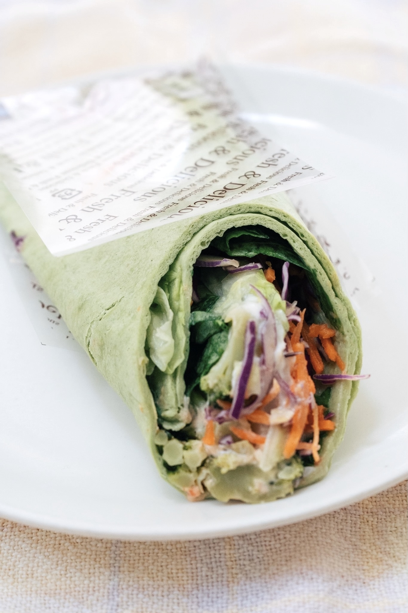 Family Mart(ファミリーマート)のおすすめグルメ「海老と10種野菜のサラダラップ」