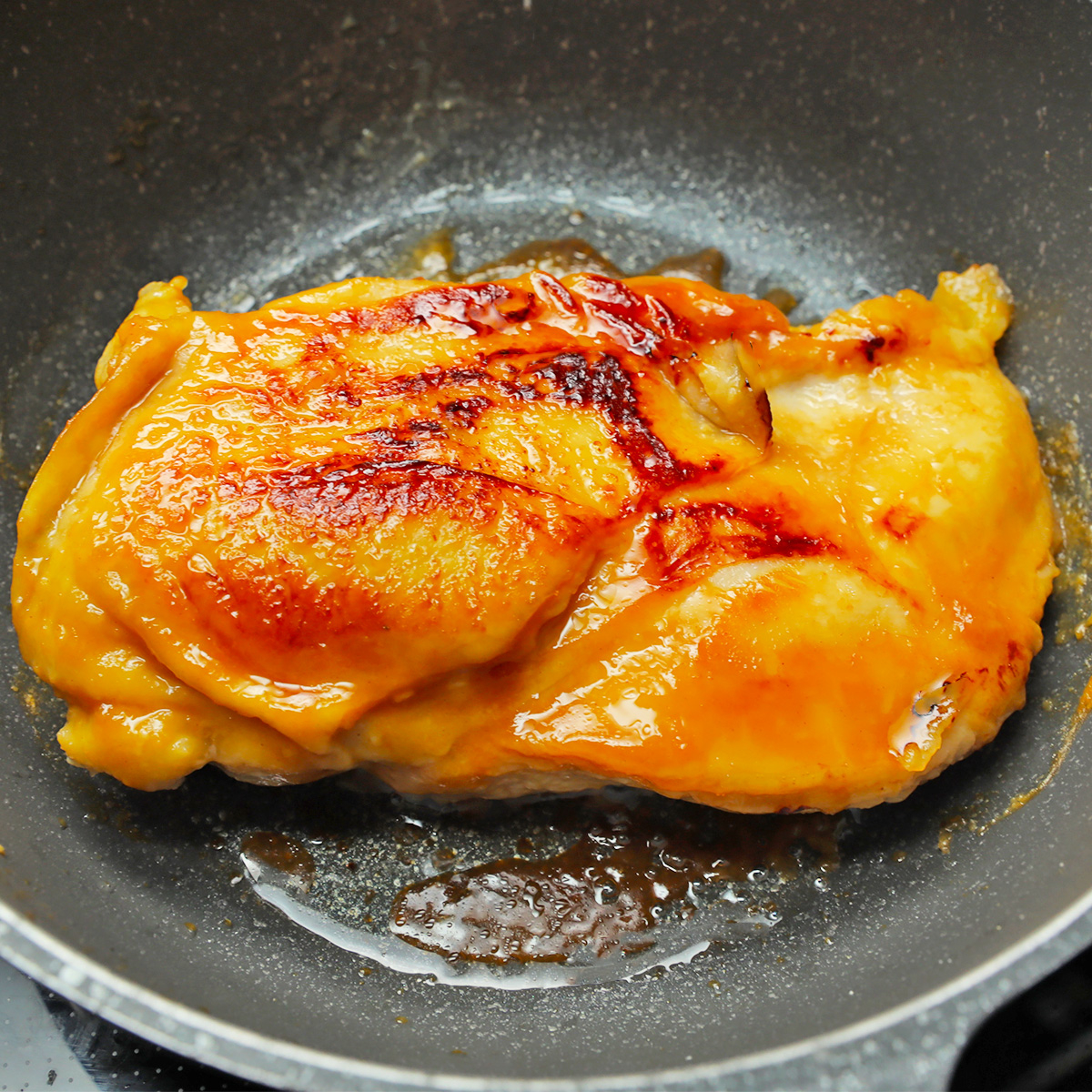 フライパンで調理中のチキンの胸肉。