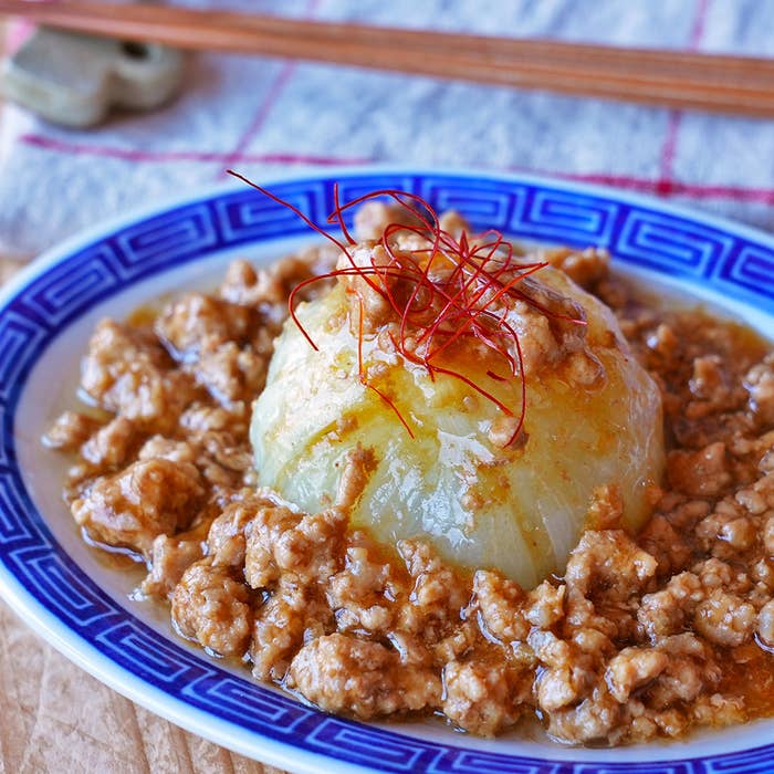日本の伝統的な料理、鶏肉と卵の親子丼が盛り付けられています。