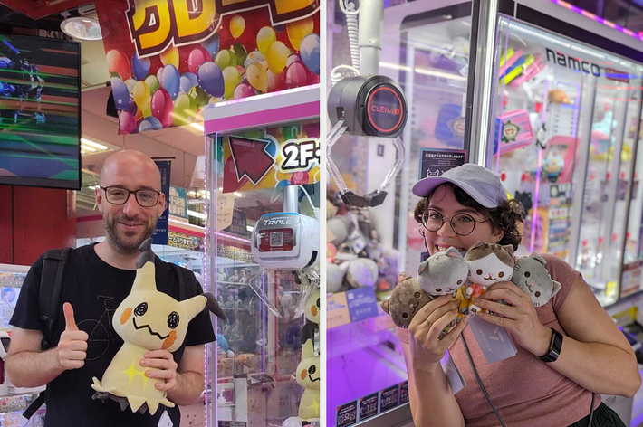 男性と女性がゲームセンターでプライズを持ち、喜んでいる。