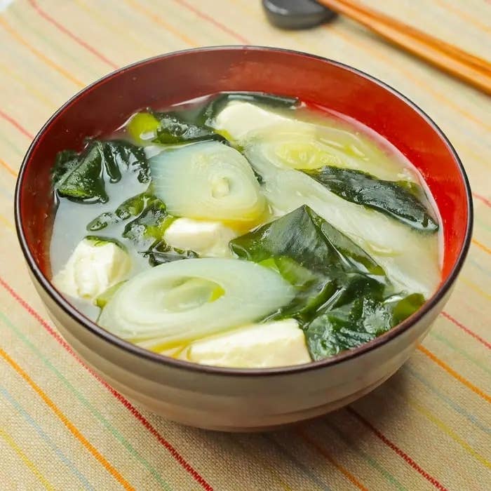 具材が見える和風の味噌汁、豆腐とネギが入っている。