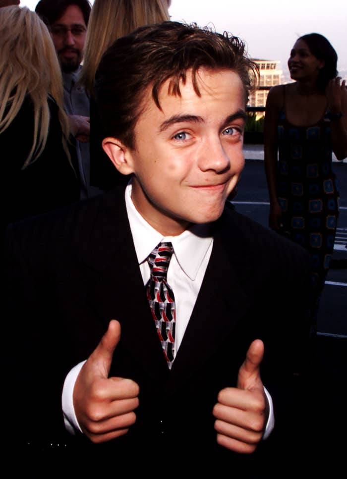 Frankie Muniz in 2000 giving two thumbs up