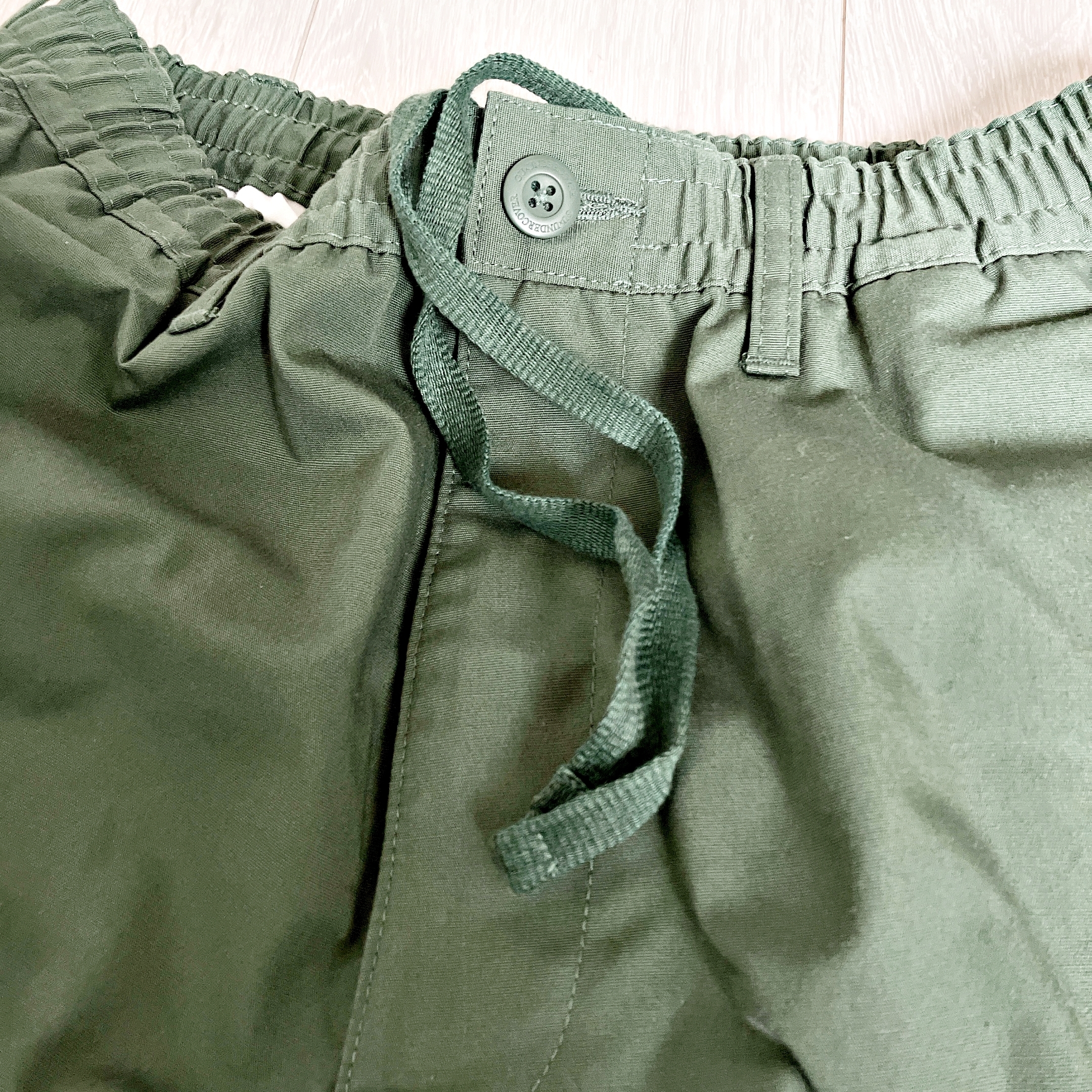 GU(ジーユー)のおすすめパンツ「2WAYヘリクルーパンツ UNDERCOVER」