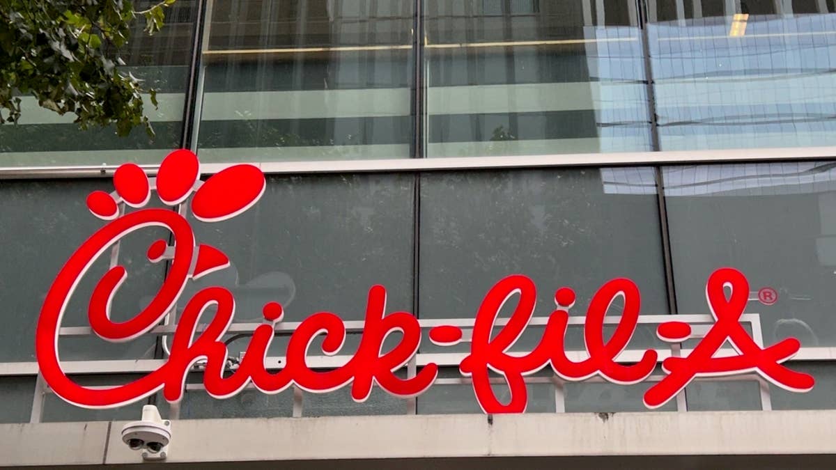 The news overturns a 2014 commitment to use only antibiotic-free chicken.