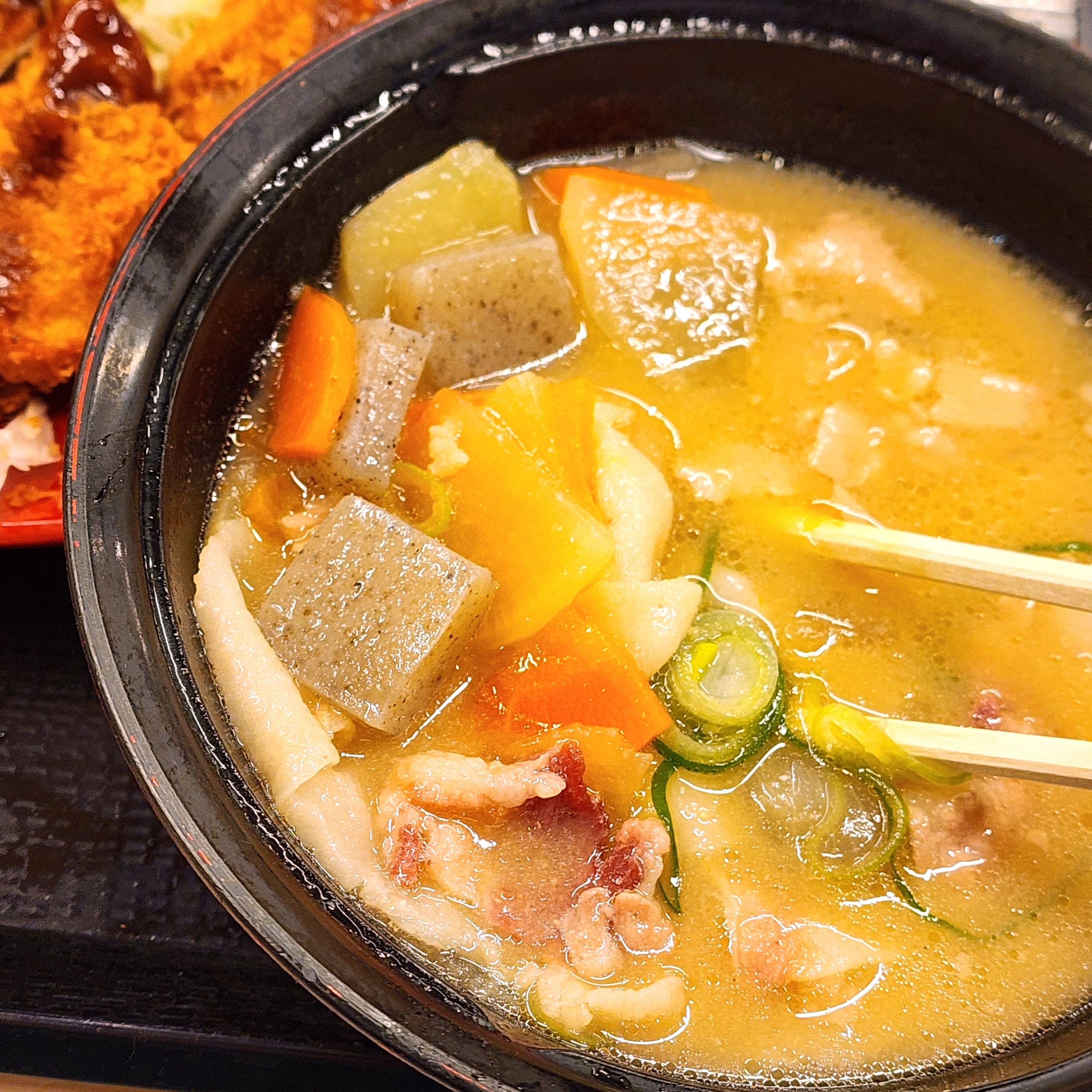 かつやのおすすめフード「ロースメンチカツ定食」