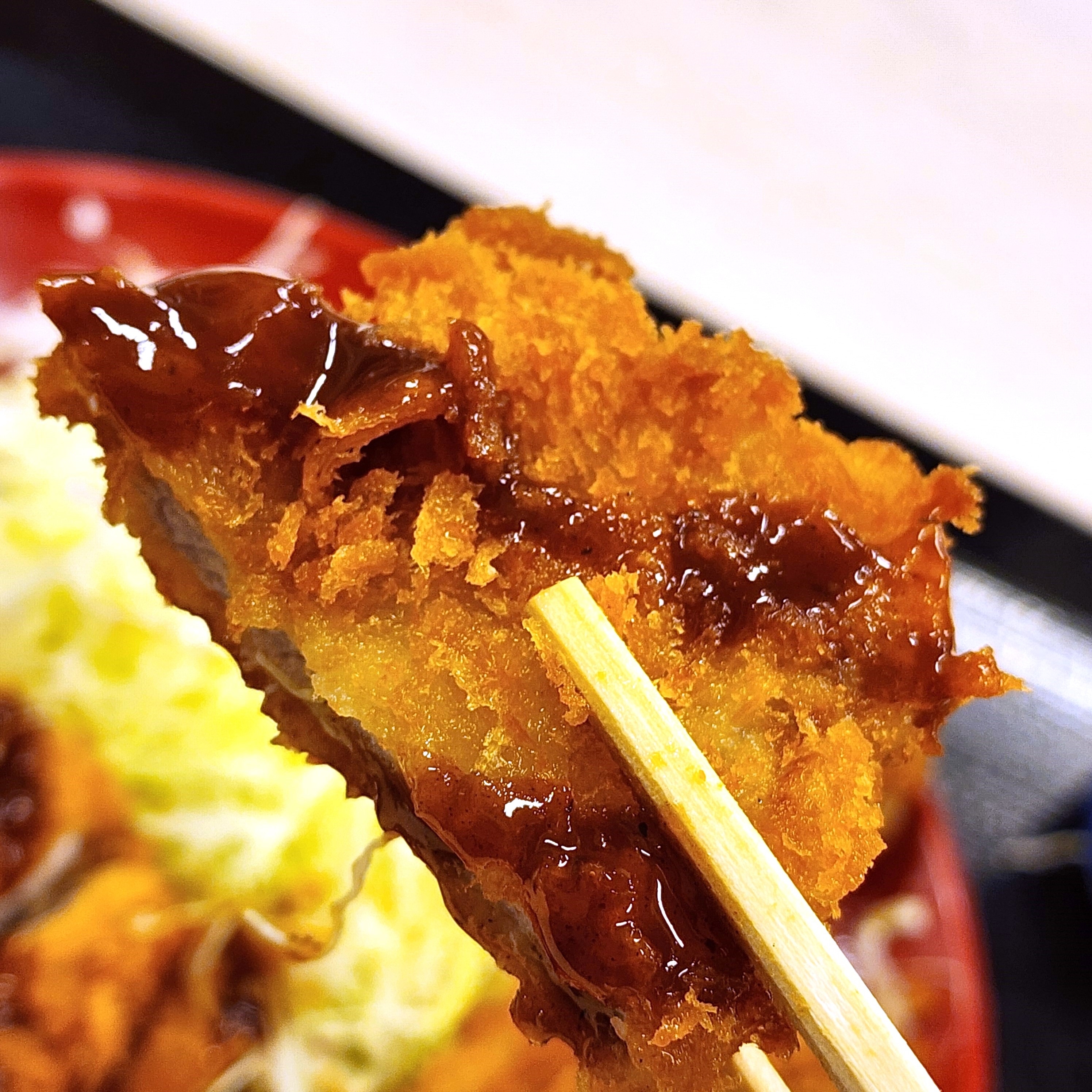 かつやのおすすめフード「ロースメンチカツ定食」