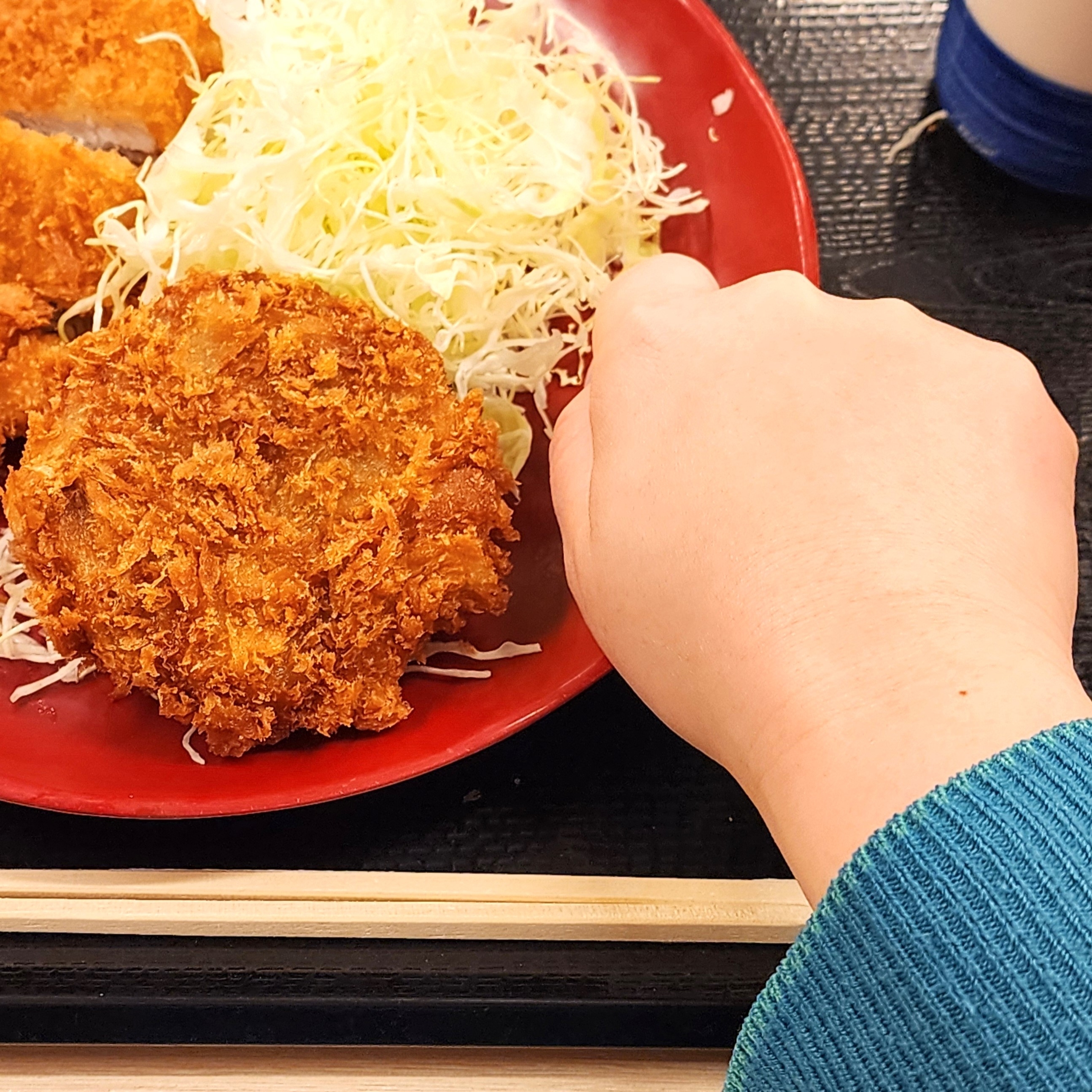かつやのおすすめフード「ロースメンチカツ定食」