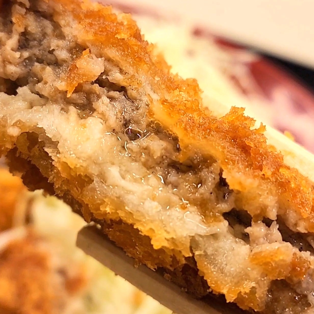 かつやのおすすめフード「ロースメンチカツ定食」