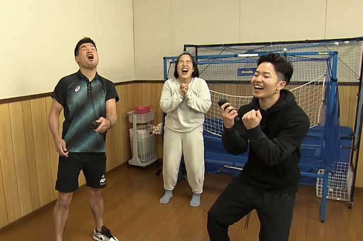 三人が楽しそうに室内で体を動かしている様子。