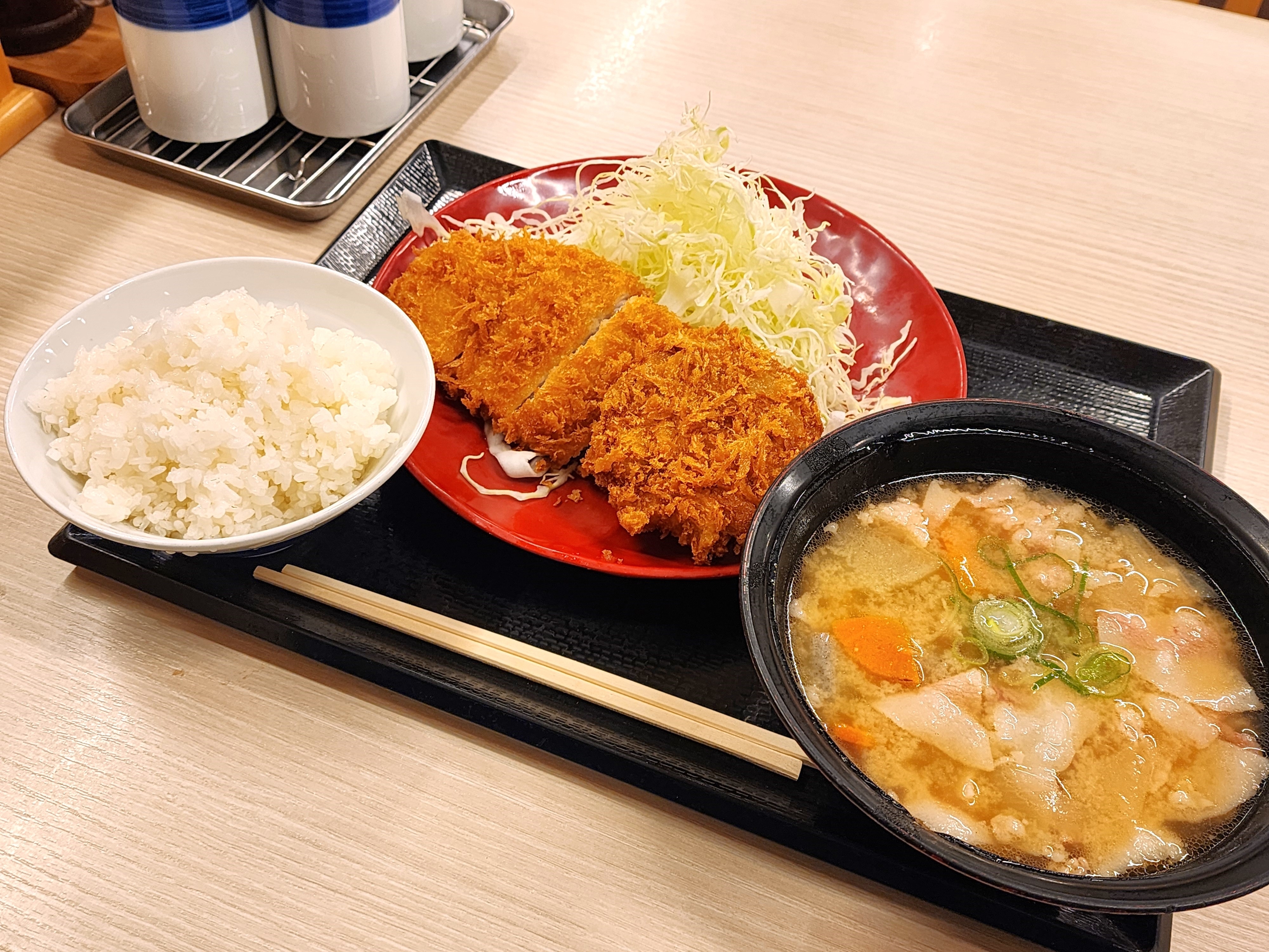 かつやのおすすめフード「ロースメンチカツ定食」