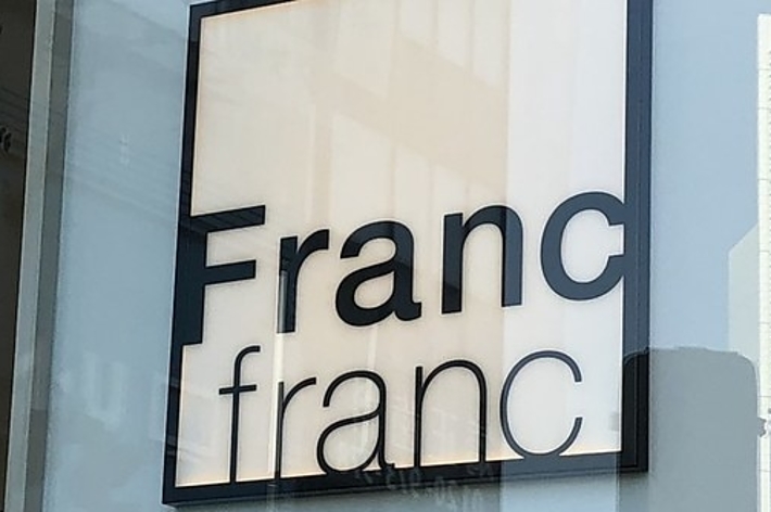 店舗の看板に「Francfranc」と書かれています。