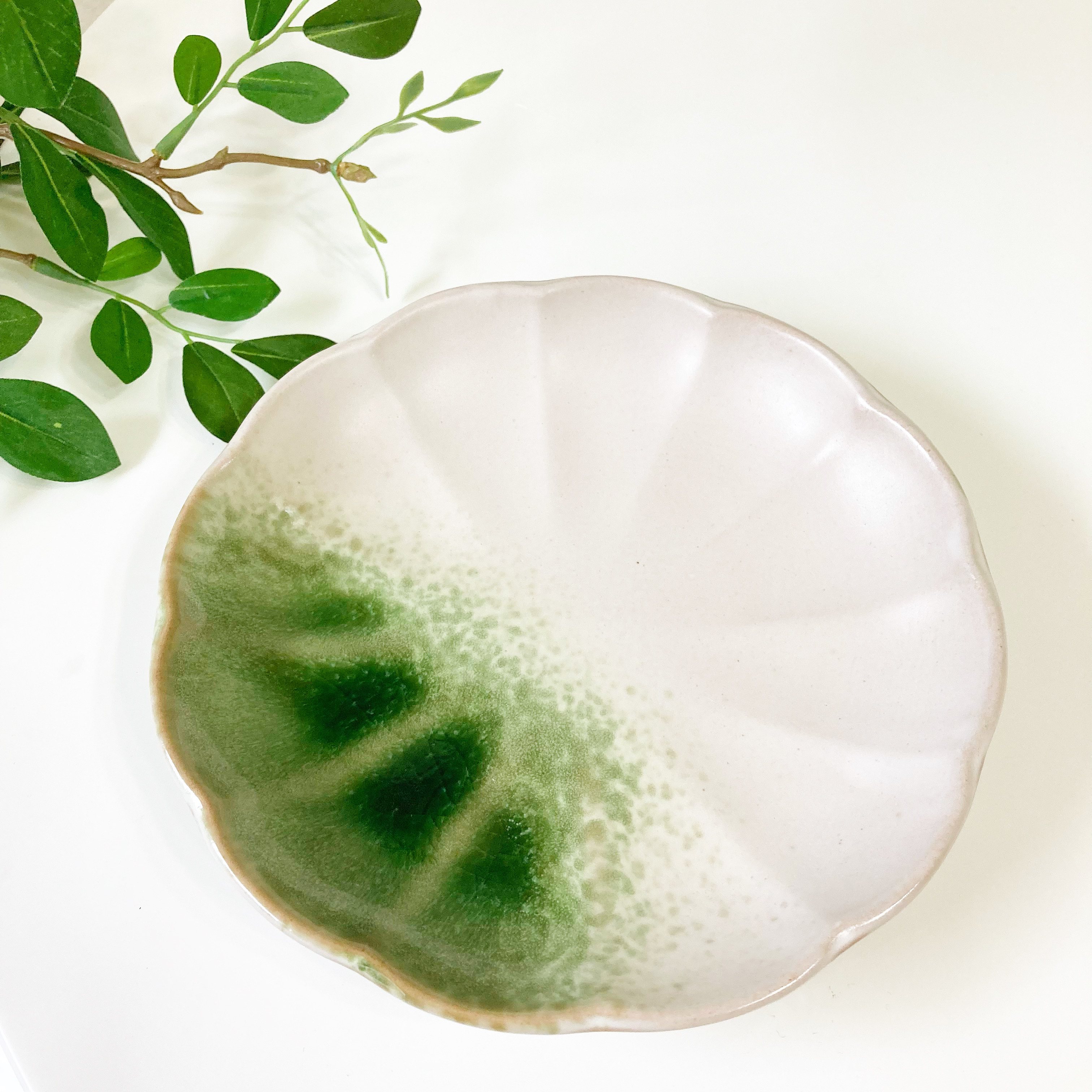 ダイソーのオススメのお皿「緑吹花皿（約16cm×H3cm）」