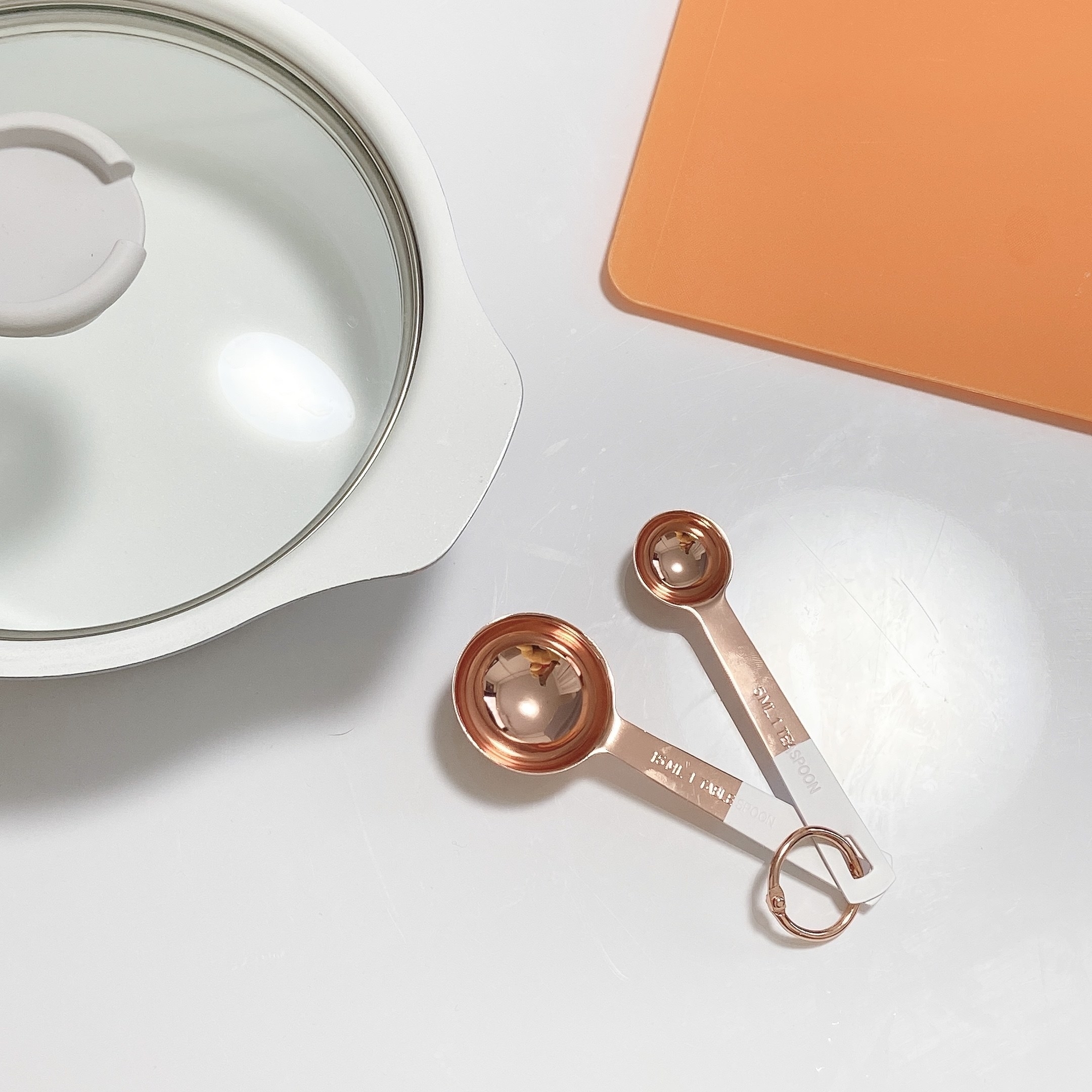 フランフランのオススメキッチングッズ「計量スプーン ホワイト×コッパー(2本組)」