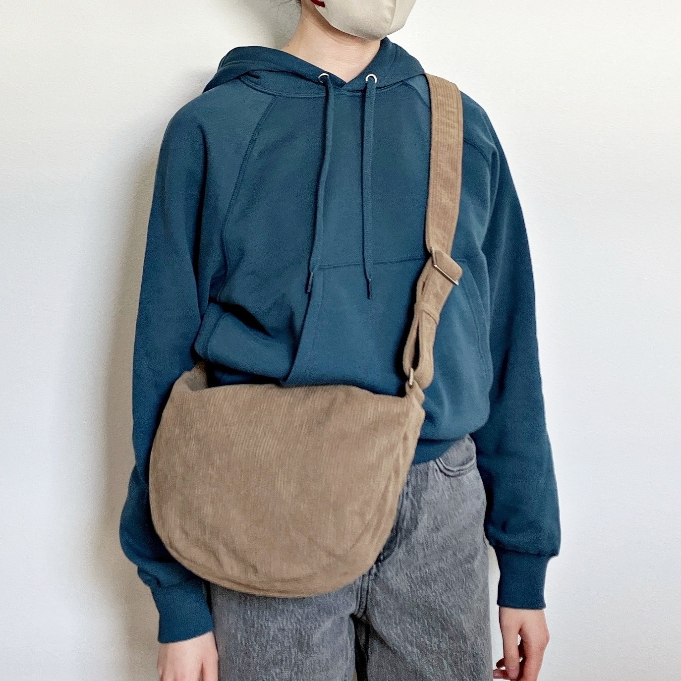 ZARAのオススメのバッグ「コーデュロイ ミニ クロスボディバッグ」