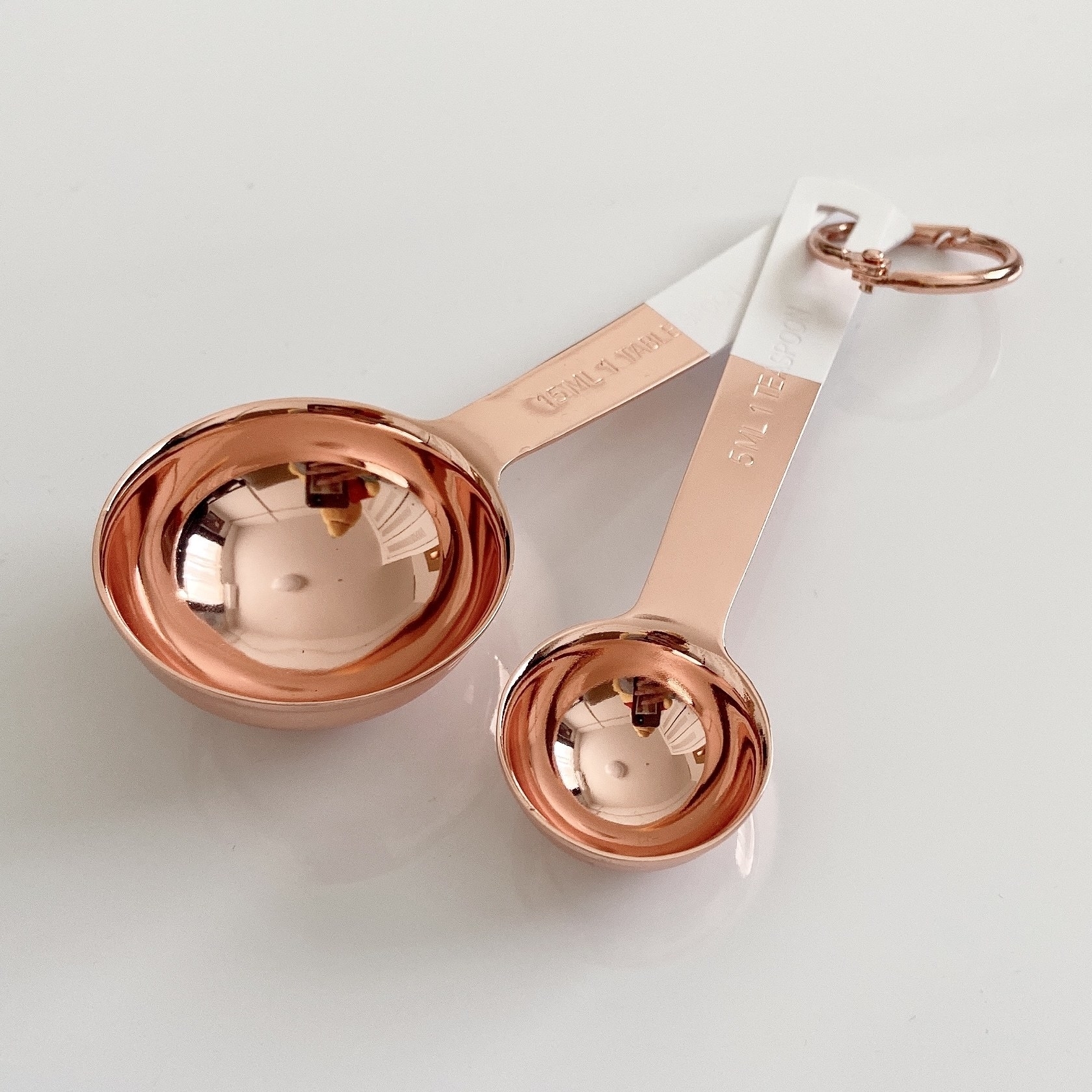 フランフランのオススメキッチングッズ「計量スプーン ホワイト×コッパー(2本組)」