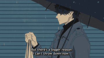 Personaje animado con sombrero y abrigo sosteniendo una bolsa bajo la lluvia, de un anime TV/Movie