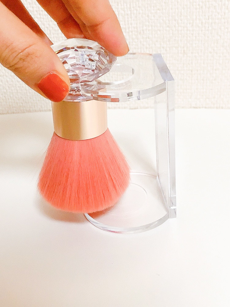 フランフランのおすすめメイクグッズ「クリスタ メイクアップブラシ スタンド付 ピンク」