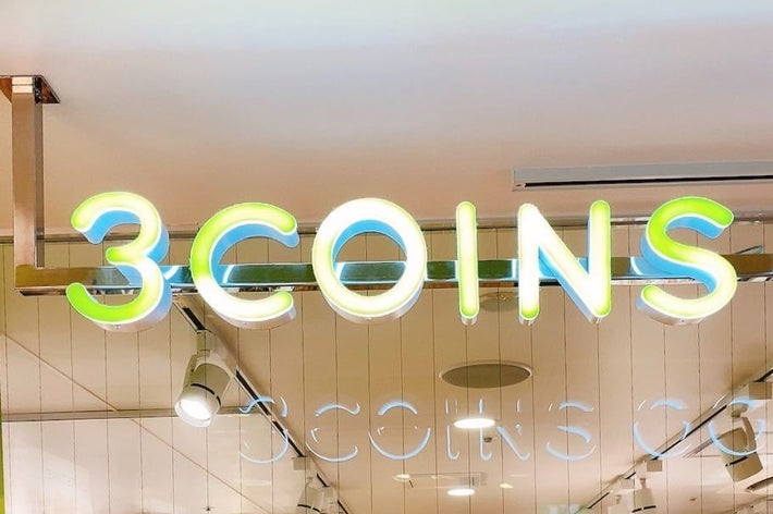 店舗の看板に「3COINS」と書かれています。