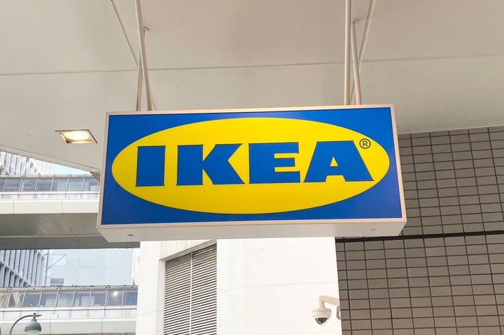 IKEAのロゴが入った看板が店舗の入り口に掲げられています。