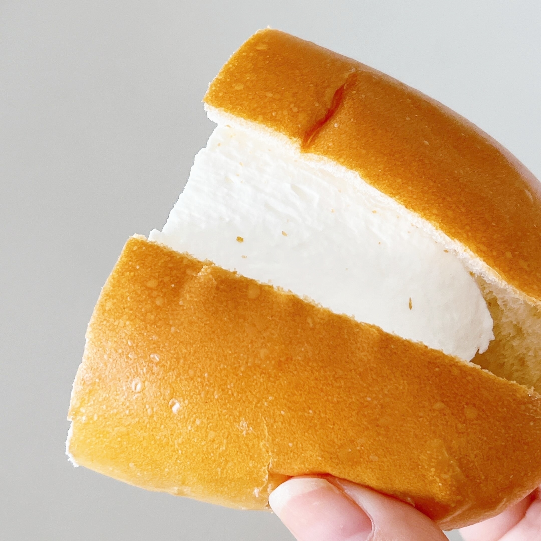 セブン-イレブンのおすすめスイーツパン「たっぷりホイップコッペ」