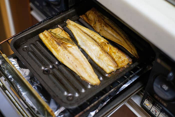 オーブンで焼かれる何枚かの魚。