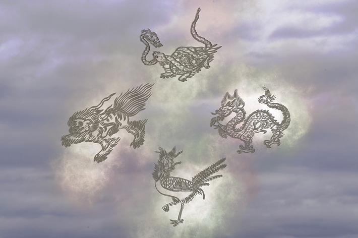 空に4匹の龍が浮かぶイメージ。