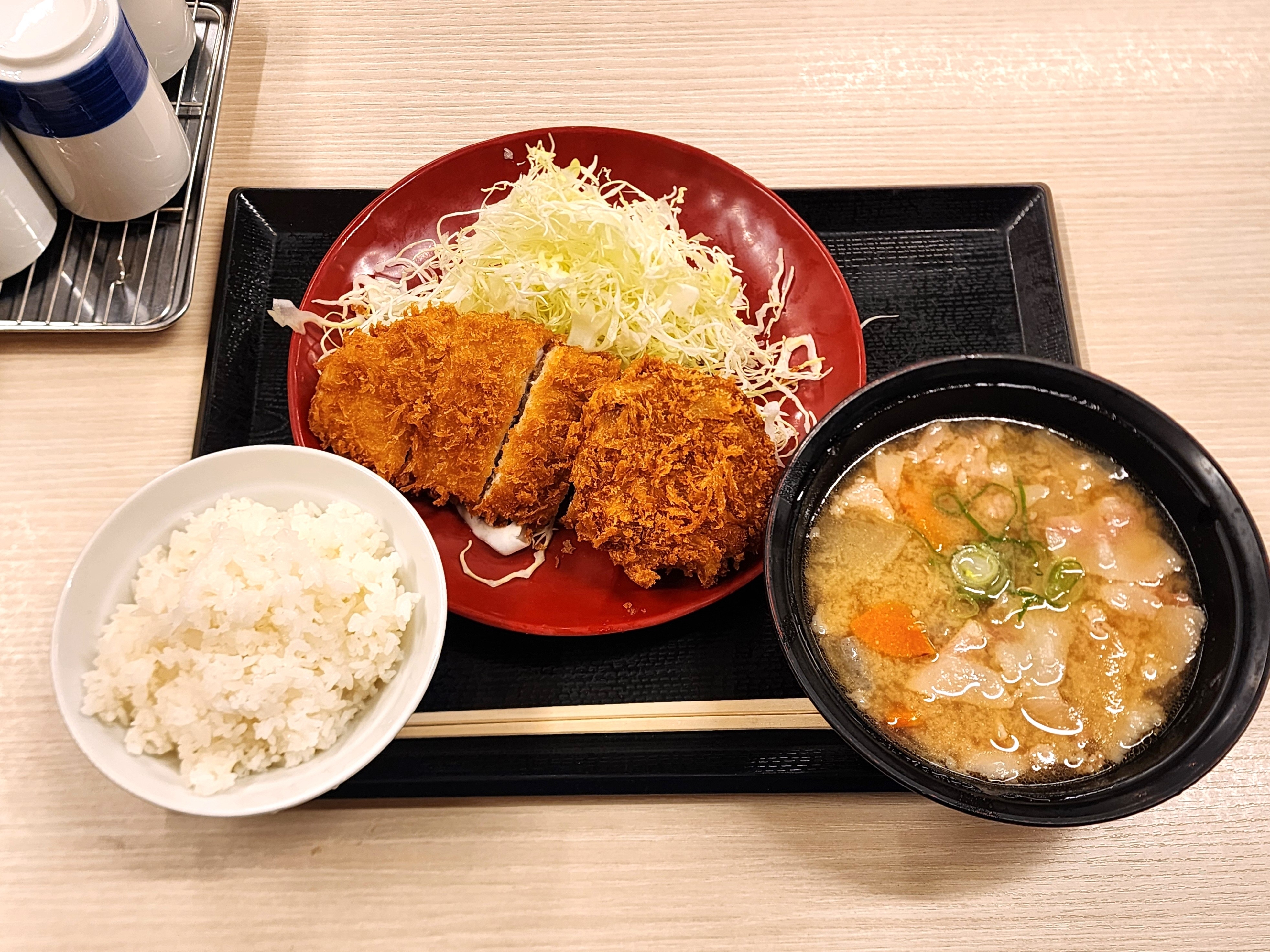 かつやのおすすめフード「ロースメンチカツ定食」