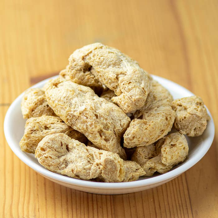 皿に盛られたソイプロテインの固まり。