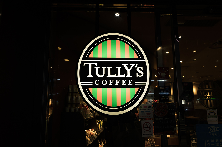 タリーズコーヒーの看板が店舗のガラス窓に表示されています。