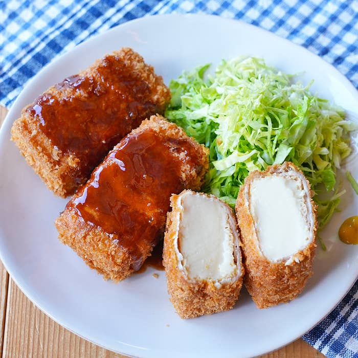 揚げたカツとキャベツのサラダが白い皿に盛られている。