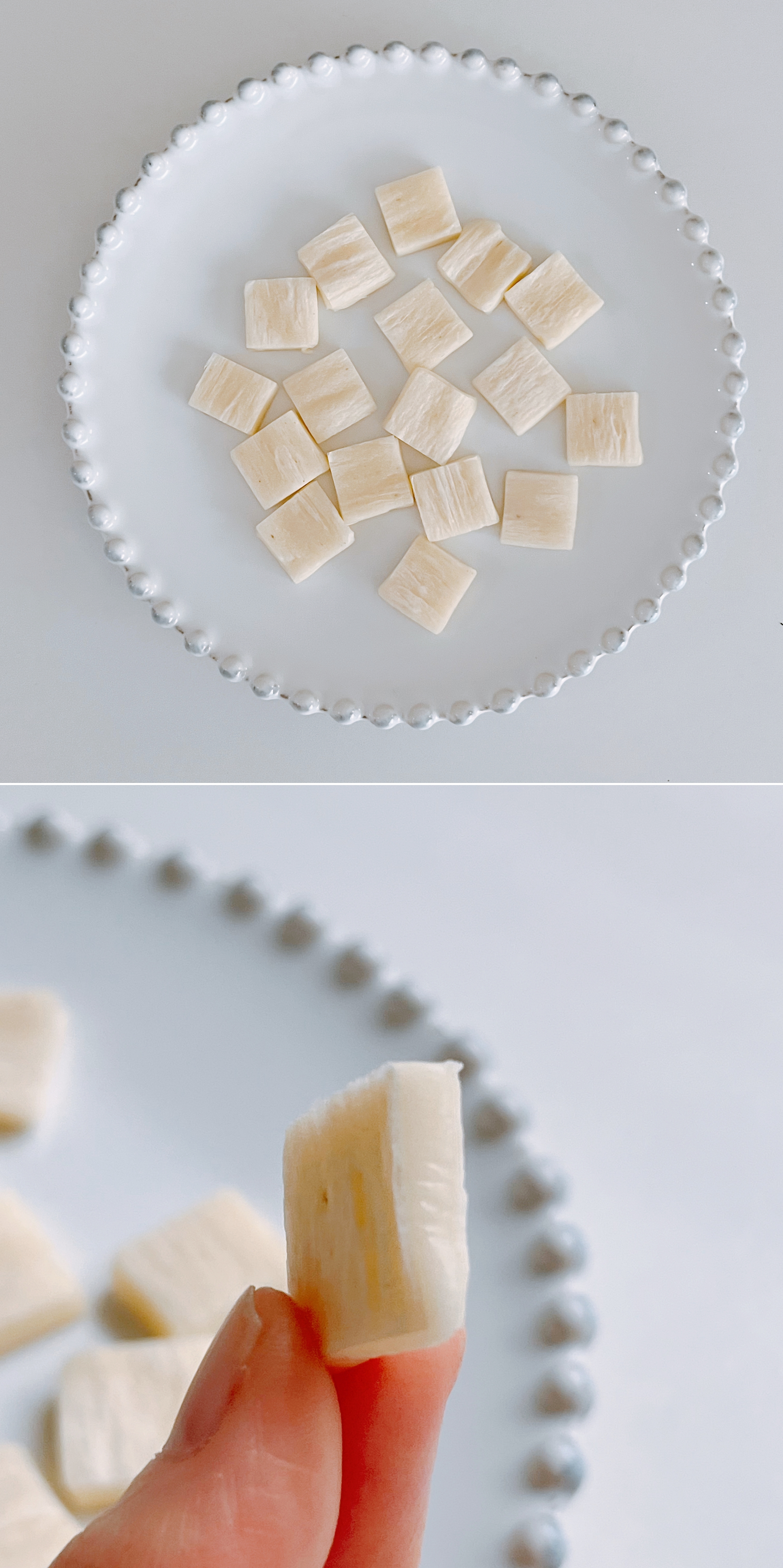 上の画像はお皿に並べられた小さな角切りチーズの集まり。下の画像は一つの角切りチーズを人が指で持っている。