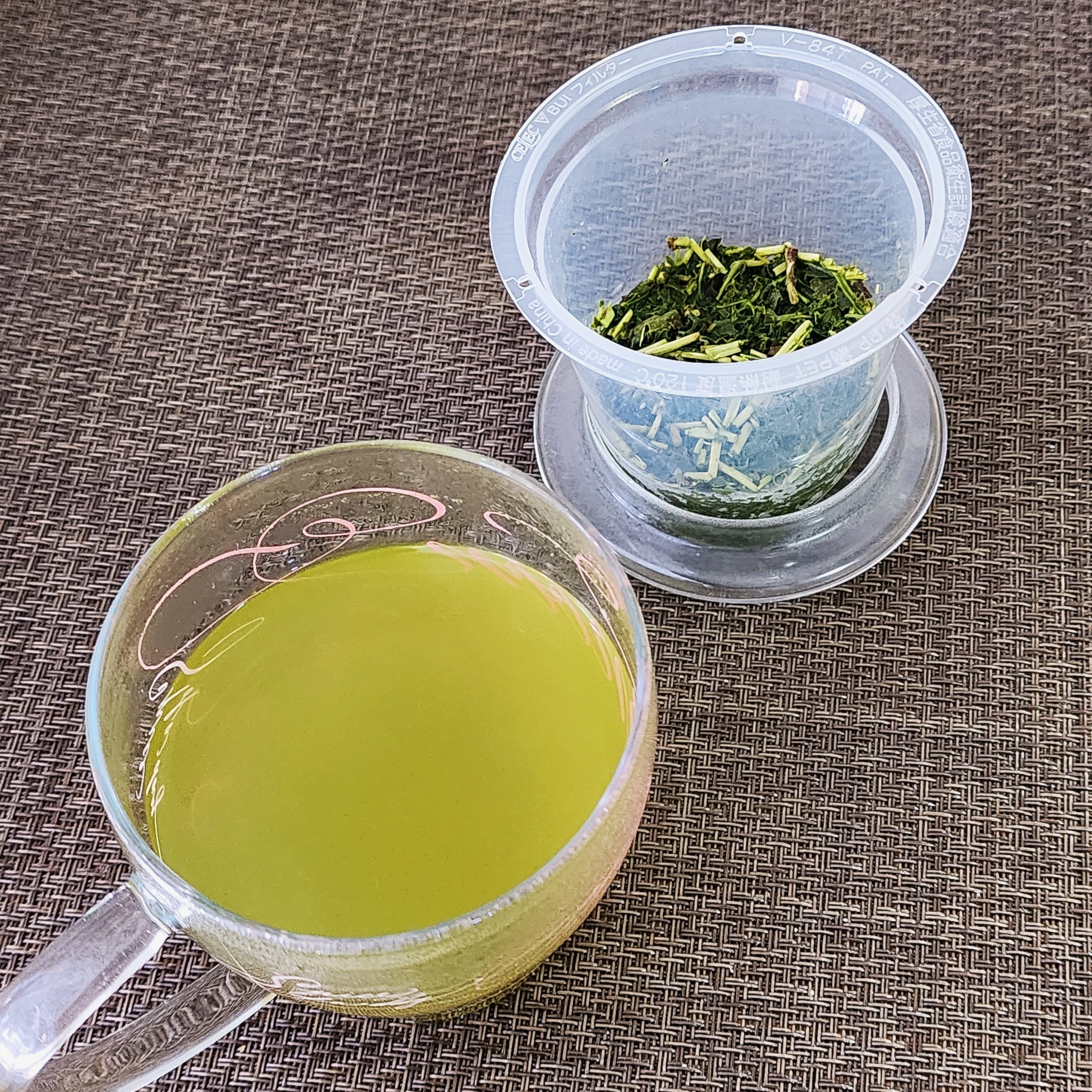 アフターヌーンティーのおすすめ便利グッズ「耐熱フィルター付きマグカップ/ヴェロニカ・ハリム」